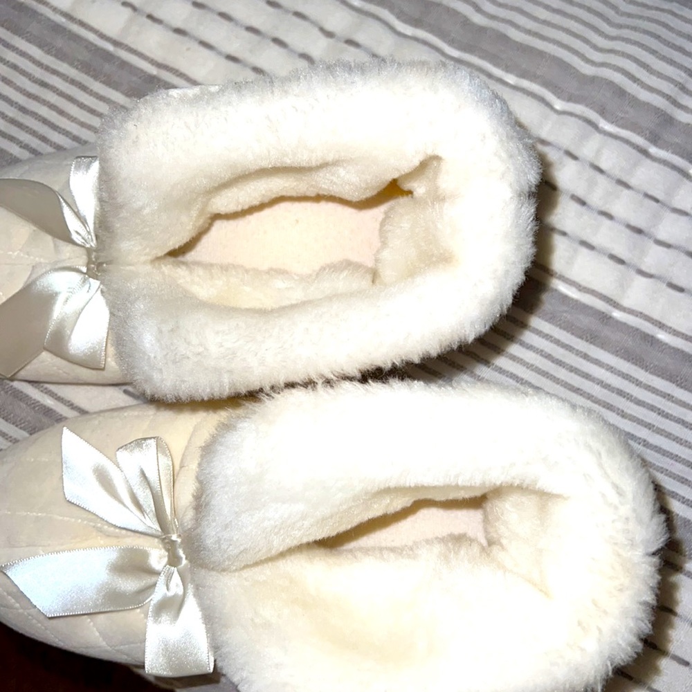 Like New; Ivory DearFoams; Size 5-6; Machine washable; worn twice in house - Picture 2 of 5